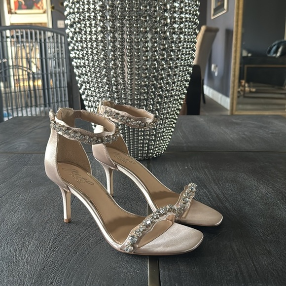 Champagne satin heels adorned with open-toed rhinestones. Bridal or Gala - Picture 4 of 9